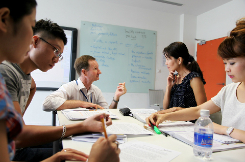 Bí quyết giao tiếp “vạn người nghe” của Warren Buffett và những người thành công nhất thế giới